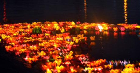 Hoa đăng đẹp lung linh trên sông Sài Gòn đêm Rằm tháng Tư