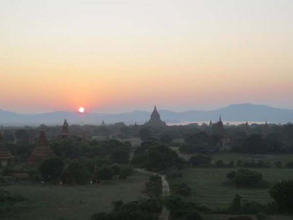 Myanmar: Chùm ảnh Ngôi Cổ tự Shwesantaw đầy quyến rũ khi ánh bình minh tỏa rạng
