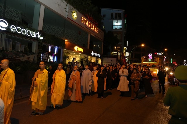Hà Nội: Hàng ngàn phật tử Chùa Trấn Quốc hoan hỉ kính mừng Phật đản
