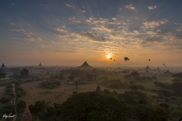 Myanmar: Chùm ảnh Ngôi Cổ tự Shwesantaw đầy quyến rũ khi ánh bình minh tỏa rạng