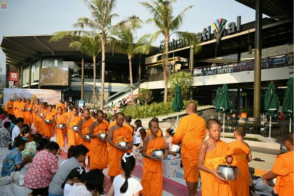 Thái Lan: Chùm ảnh 100 vị tân xuất gia khất thực gieo duyên tại tỉnh Surat Thani