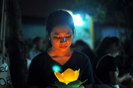 Hoa đăng đẹp lung linh trên sông Sài Gòn đêm Rằm tháng Tư