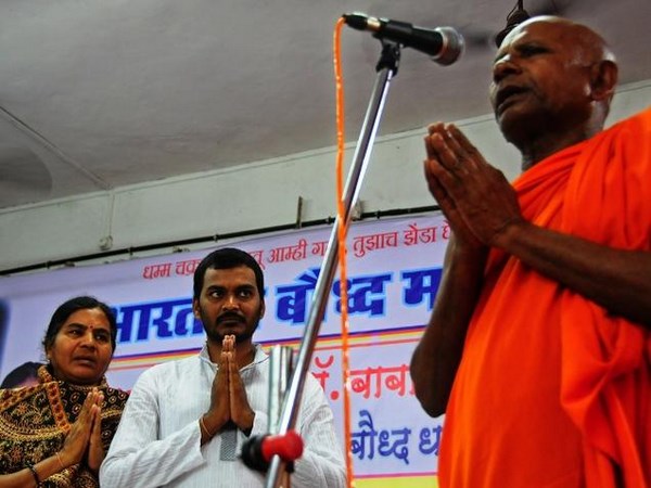 Gia đình của học giả nghiên cứu Rohith Vemula Quy Y Tam Bảo