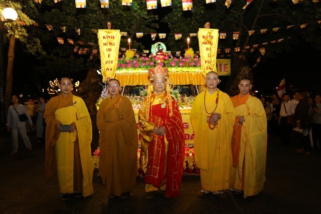 Hà Nội: Hàng ngàn phật tử Chùa Trấn Quốc hoan hỉ kính mừng Phật đản