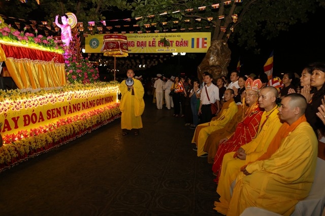 Hà Nội: Hàng ngàn phật tử Chùa Trấn Quốc hoan hỉ kính mừng Phật đản