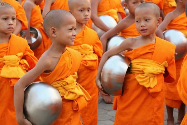 Thái Lan: Hình ảnh hàng nghìn giới tử Sa Di tí hon khất thực gieo duyên