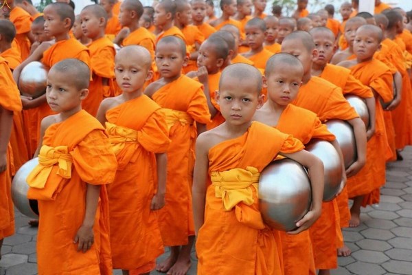 Thái Lan: Hình ảnh hàng nghìn giới tử Sa Di tí hon khất thực gieo duyên