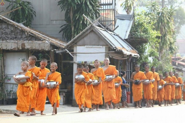 Thái Lan: Hình ảnh hàng nghìn giới tử Sa Di tí hon khất thực gieo duyên