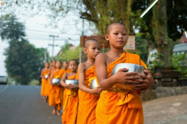 Thái Lan: Hình ảnh hàng nghìn giới tử Sa Di tí hon khất thực gieo duyên