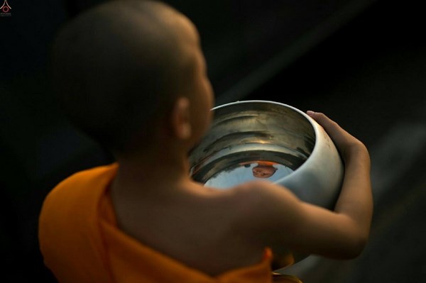 Thái Lan: Hình ảnh hàng nghìn giới tử Sa Di tí hon khất thực gieo duyên