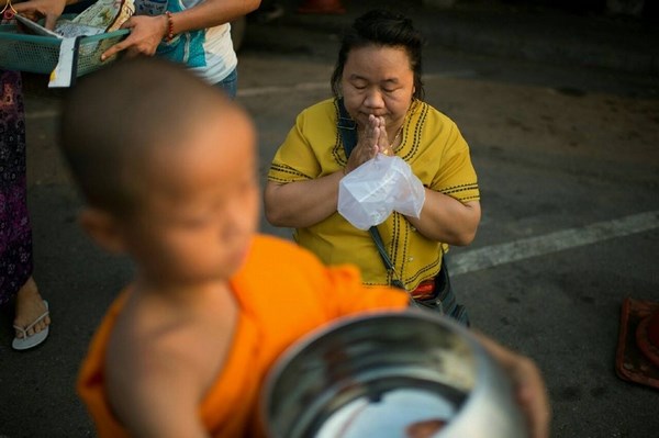 Thái Lan: Hình ảnh hàng nghìn giới tử Sa Di tí hon khất thực gieo duyên