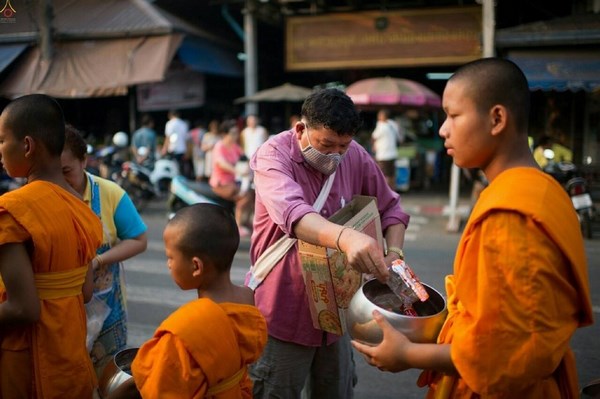 Thái Lan: Hình ảnh hàng nghìn giới tử Sa Di tí hon khất thực gieo duyên