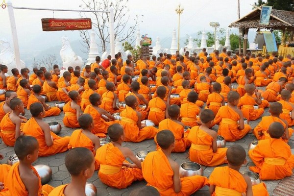 Thái Lan: Hình ảnh hàng nghìn giới tử Sa Di tí hon khất thực gieo duyên
