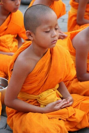Thái Lan: Hình ảnh hàng nghìn giới tử Sa Di tí hon khất thực gieo duyên