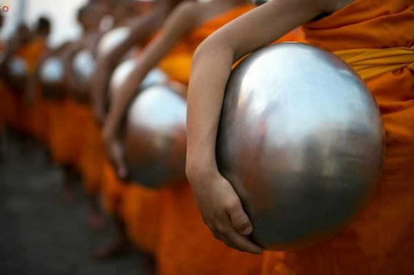 Thái Lan: Hình ảnh hàng nghìn giới tử Sa Di tí hon khất thực gieo duyên