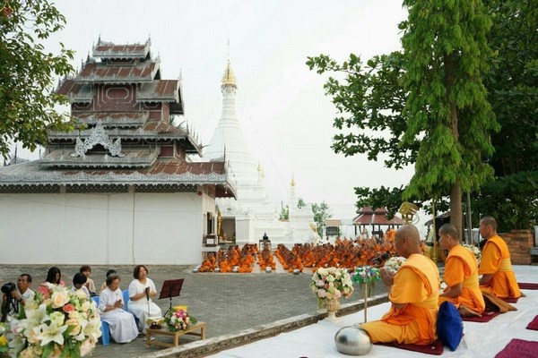 Thái Lan: Hình ảnh hàng nghìn giới tử Sa Di tí hon khất thực gieo duyên