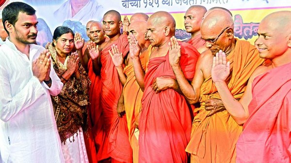 Gia đình của học giả nghiên cứu Rohith Vemula Quy Y Tam Bảo