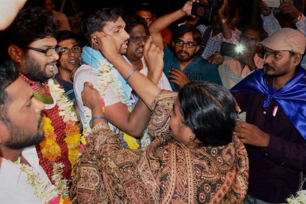 Gia đình của học giả nghiên cứu Rohith Vemula Quy Y Tam Bảo