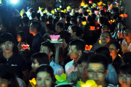 Hoa đăng đẹp lung linh trên sông Sài Gòn đêm Rằm tháng Tư