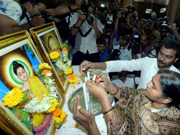 Gia đình của học giả nghiên cứu Rohith Vemula Quy Y Tam Bảo