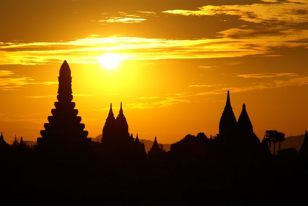 Myanmar: Chùm ảnh Ngôi Cổ tự Shwesantaw đầy quyến rũ khi ánh bình minh tỏa rạng