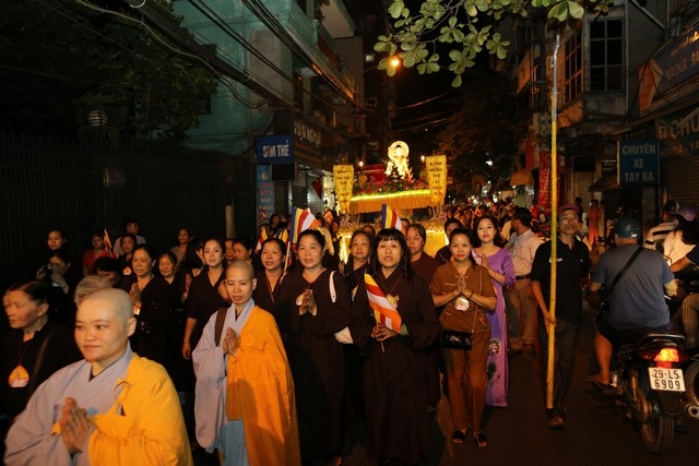 Hà Nội: Hàng ngàn phật tử Chùa Trấn Quốc hoan hỉ kính mừng Phật đản