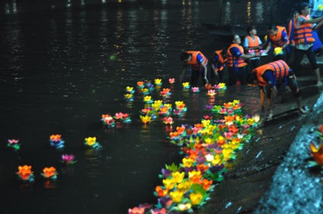 Hoa đăng đẹp lung linh trên sông Sài Gòn đêm Rằm tháng Tư