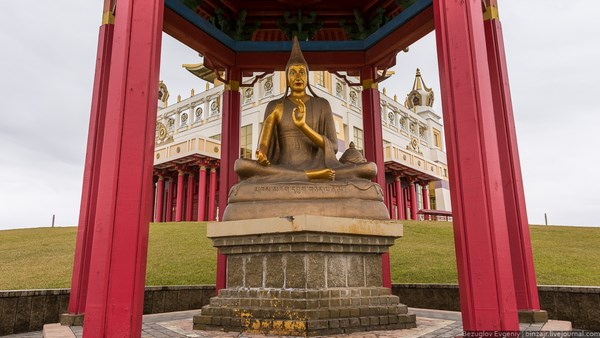 Nga: Chùm ảnh Buddha Shakyamuni, một trong những ngôi chùa lớn nhất châu Âu