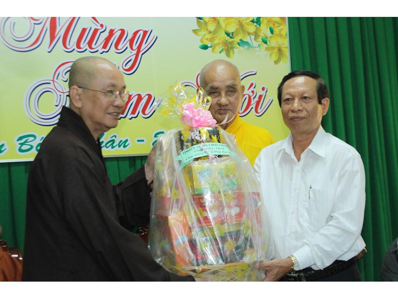 PG Đồng Tháp: Tỉnh Ủy Thăm Nhân Mùa Phật Đản Pl.2560