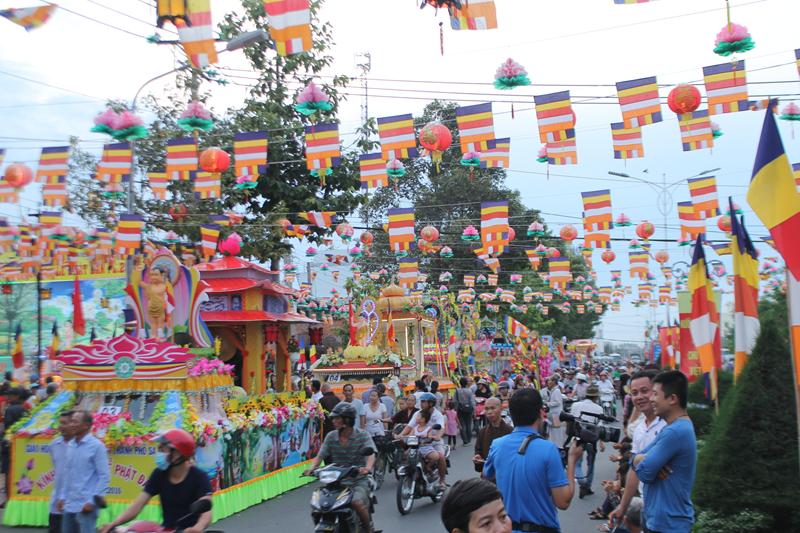 PG Đồng Tháp: Thuyết Pháp – Phóng Đăng – Diễu Hành Xe Hoa – Văn Nghệ