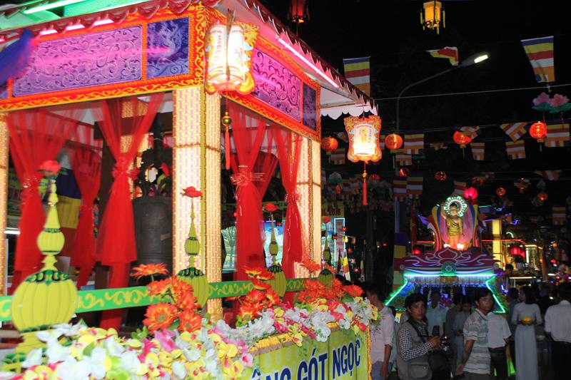 PG Đồng Tháp: Thuyết Pháp – Phóng Đăng – Diễu Hành Xe Hoa – Văn Nghệ