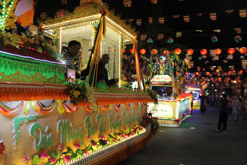 PG Đồng Tháp: Thuyết Pháp – Phóng Đăng – Diễu Hành Xe Hoa – Văn Nghệ