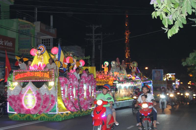 PG Đồng Tháp: Thuyết Pháp – Phóng Đăng – Diễu Hành Xe Hoa – Văn Nghệ