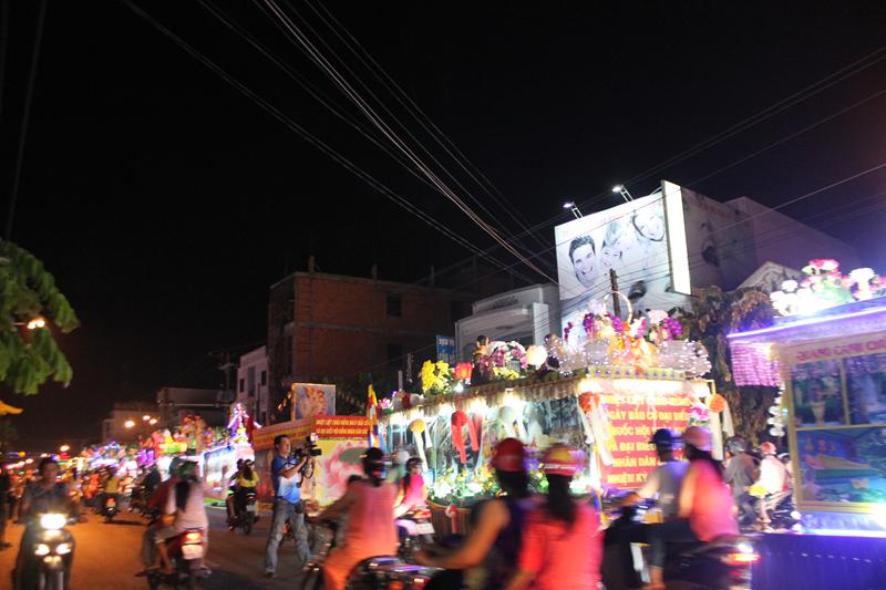 PG Đồng Tháp: Thuyết Pháp – Phóng Đăng – Diễu Hành Xe Hoa – Văn Nghệ