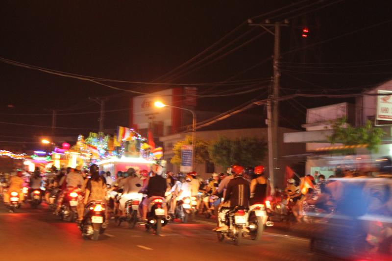 PG Đồng Tháp: Thuyết Pháp – Phóng Đăng – Diễu Hành Xe Hoa – Văn Nghệ