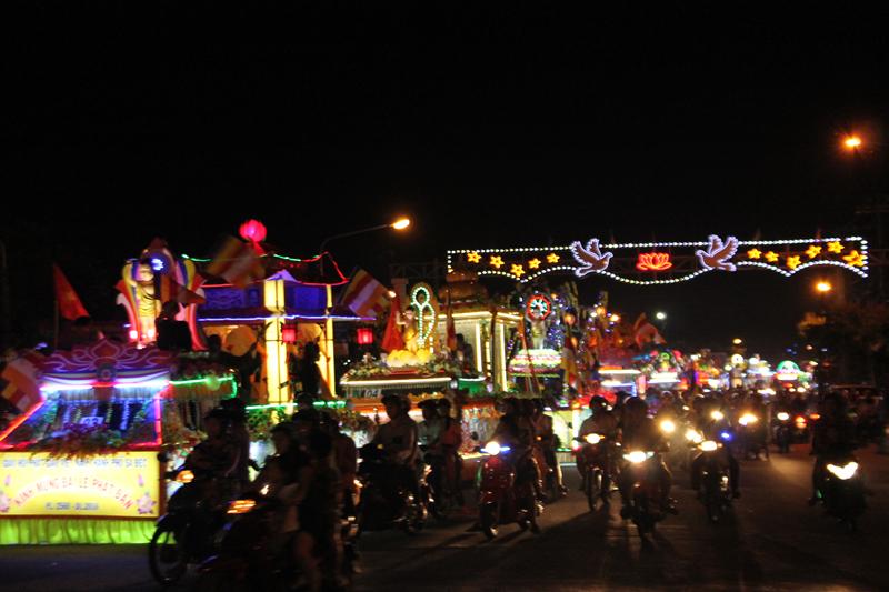 PG Đồng Tháp: Thuyết Pháp – Phóng Đăng – Diễu Hành Xe Hoa – Văn Nghệ