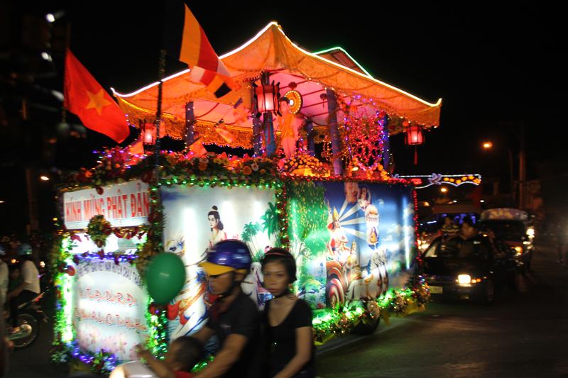 PG Đồng Tháp: Thuyết Pháp – Phóng Đăng – Diễu Hành Xe Hoa – Văn Nghệ