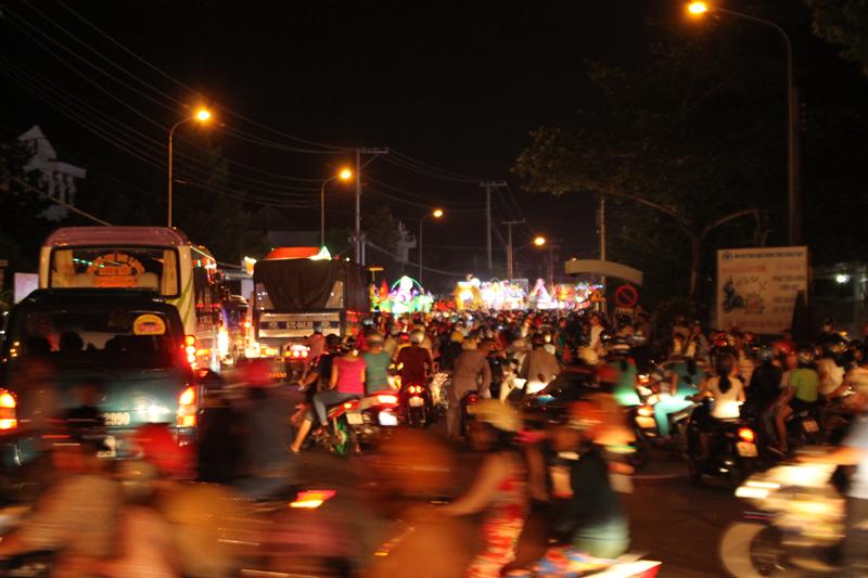 PG Đồng Tháp: Thuyết Pháp – Phóng Đăng – Diễu Hành Xe Hoa – Văn Nghệ