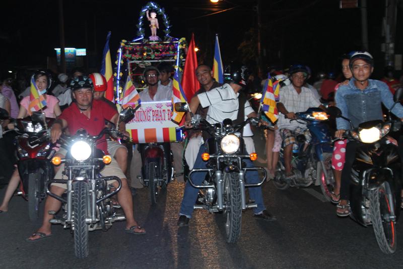 PG Đồng Tháp: Thuyết Pháp – Phóng Đăng – Diễu Hành Xe Hoa – Văn Nghệ