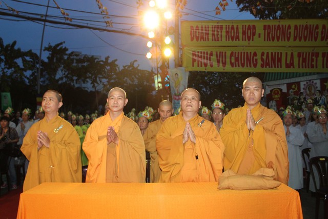 TP.Hồ Chí Minh: Ban trị sự Phật giáo quận Phú Nhuận thắp sáng 7 đóa sen xanh trên kênh Nhiêu Lộc