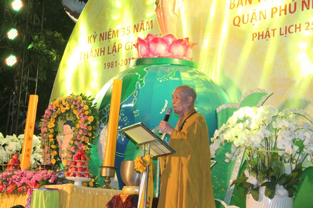 TP.Hồ Chí Minh: Ban trị sự Phật giáo quận Phú Nhuận thắp sáng 7 đóa sen xanh trên kênh Nhiêu Lộc