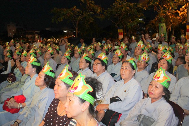 TP.Hồ Chí Minh: Ban trị sự Phật giáo quận Phú Nhuận thắp sáng 7 đóa sen xanh trên kênh Nhiêu Lộc