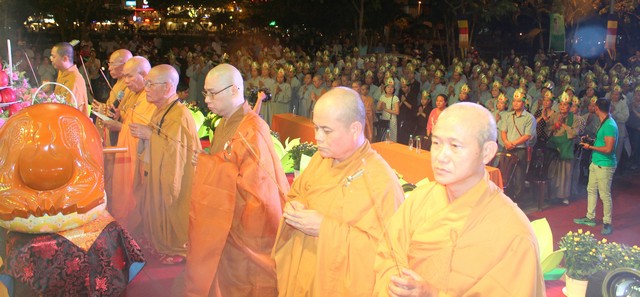 TP.Hồ Chí Minh: Ban trị sự Phật giáo quận Phú Nhuận thắp sáng 7 đóa sen xanh trên kênh Nhiêu Lộc