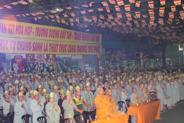 TP.Hồ Chí Minh: Ban trị sự Phật giáo quận Phú Nhuận thắp sáng 7 đóa sen xanh trên kênh Nhiêu Lộc