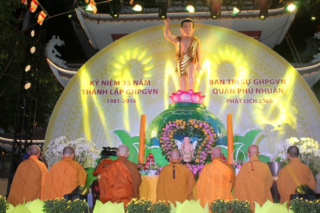 TP.Hồ Chí Minh: Ban trị sự Phật giáo quận Phú Nhuận thắp sáng 7 đóa sen xanh trên kênh Nhiêu Lộc