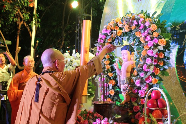 TP.Hồ Chí Minh: Ban trị sự Phật giáo quận Phú Nhuận thắp sáng 7 đóa sen xanh trên kênh Nhiêu Lộc
