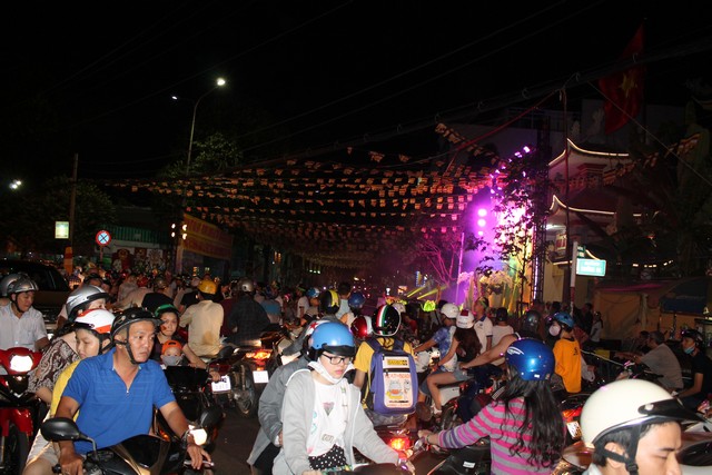 TP.Hồ Chí Minh: Ban trị sự Phật giáo quận Phú Nhuận thắp sáng 7 đóa sen xanh trên kênh Nhiêu Lộc