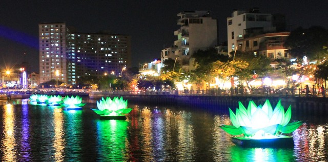 TP.Hồ Chí Minh: Ban trị sự Phật giáo quận Phú Nhuận thắp sáng 7 đóa sen xanh trên kênh Nhiêu Lộc