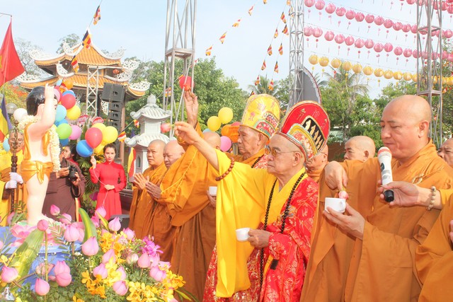 Bình Dương: Chào mừng đại lễ Phật đản 2560 - DL: 2016