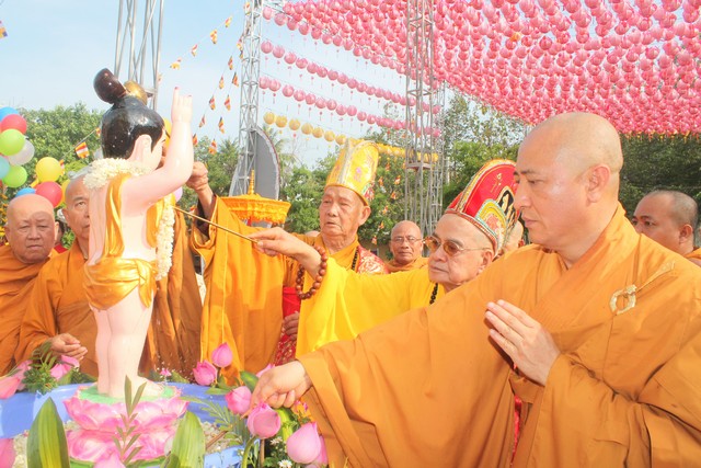 Bình Dương: Chào mừng đại lễ Phật đản 2560 - DL: 2016